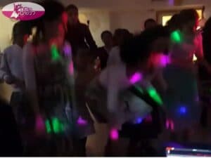 מפעילה לבת מצווה מקפיצה את הבנות בקצב גבוה. צילום: ניצה כהן